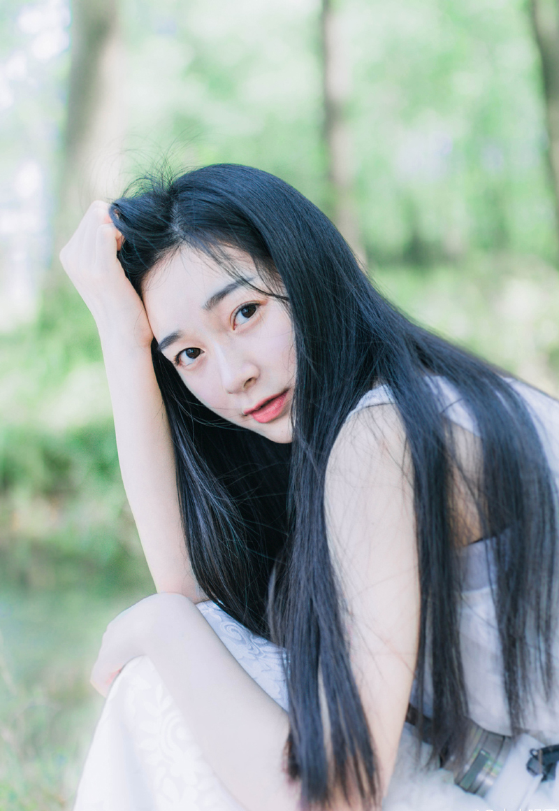 电话里，她哭着说：“亲爱的，我…我怀孕了…三个月了，不过你放心，不是你的，不用你负责。